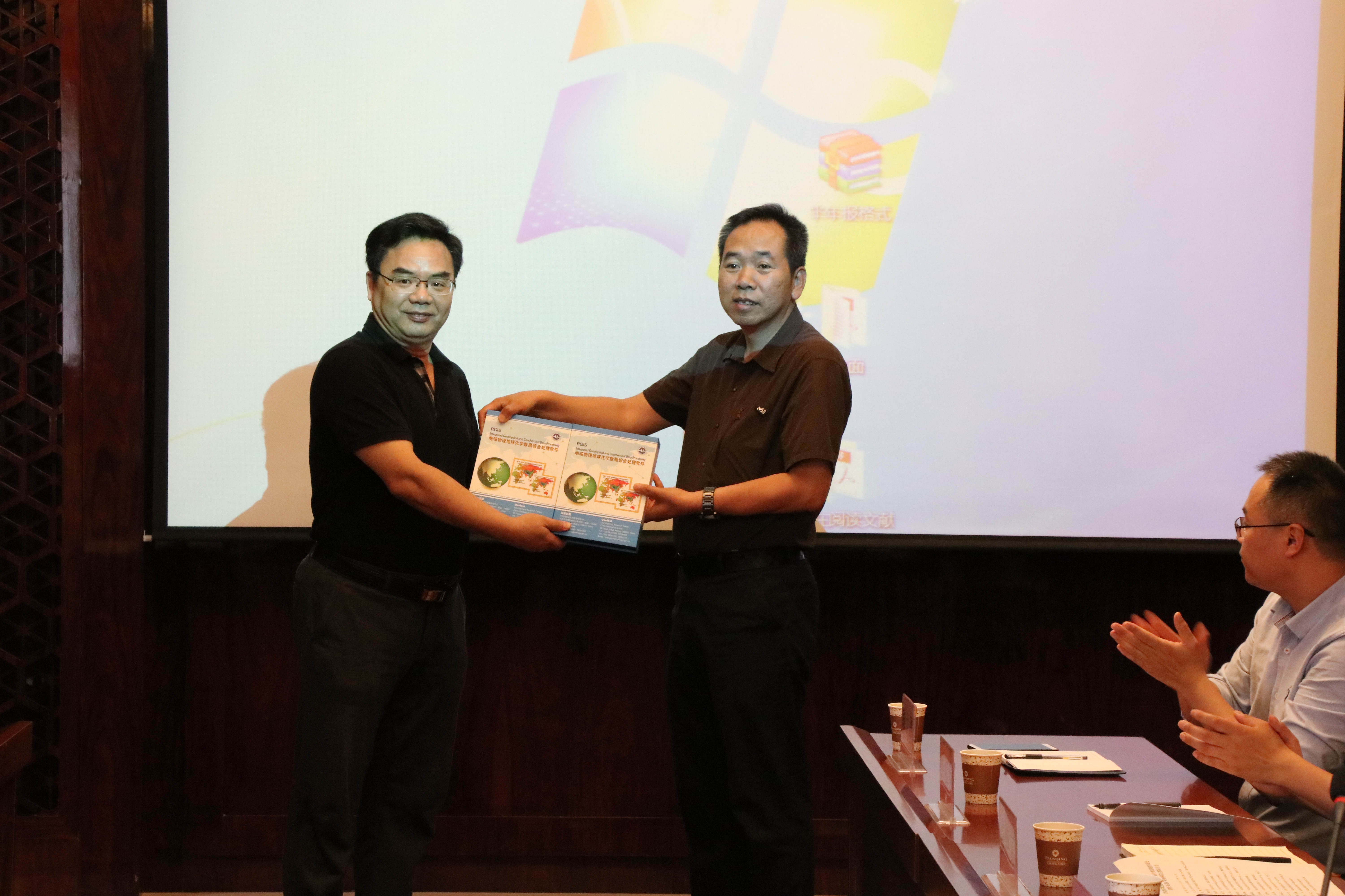 苗前军副司长代表自然资源部向甘肃省自然资源厅捐赠科技产品