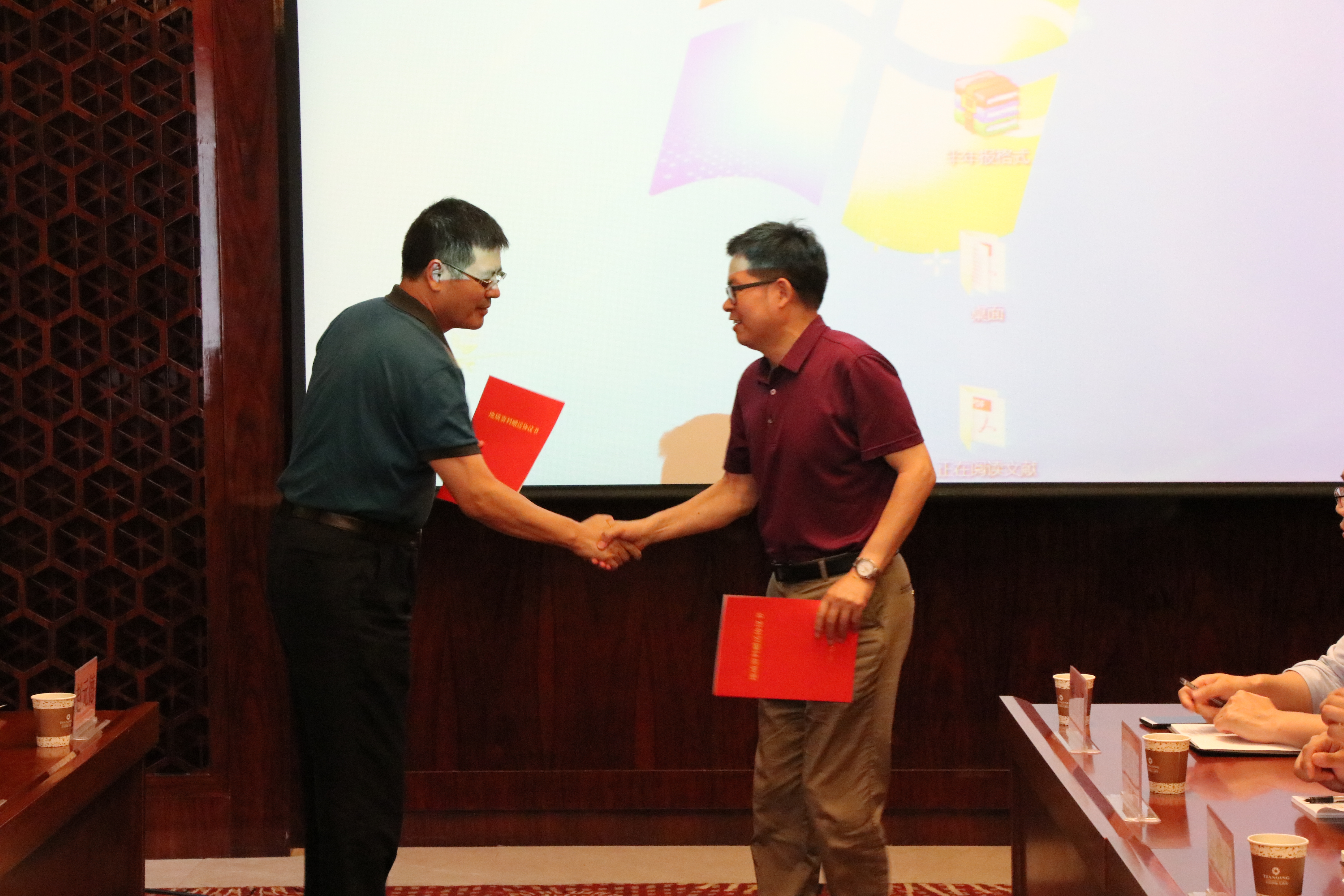 薛迎喜常务副主任代表全国地质资料馆捐赠科技产品