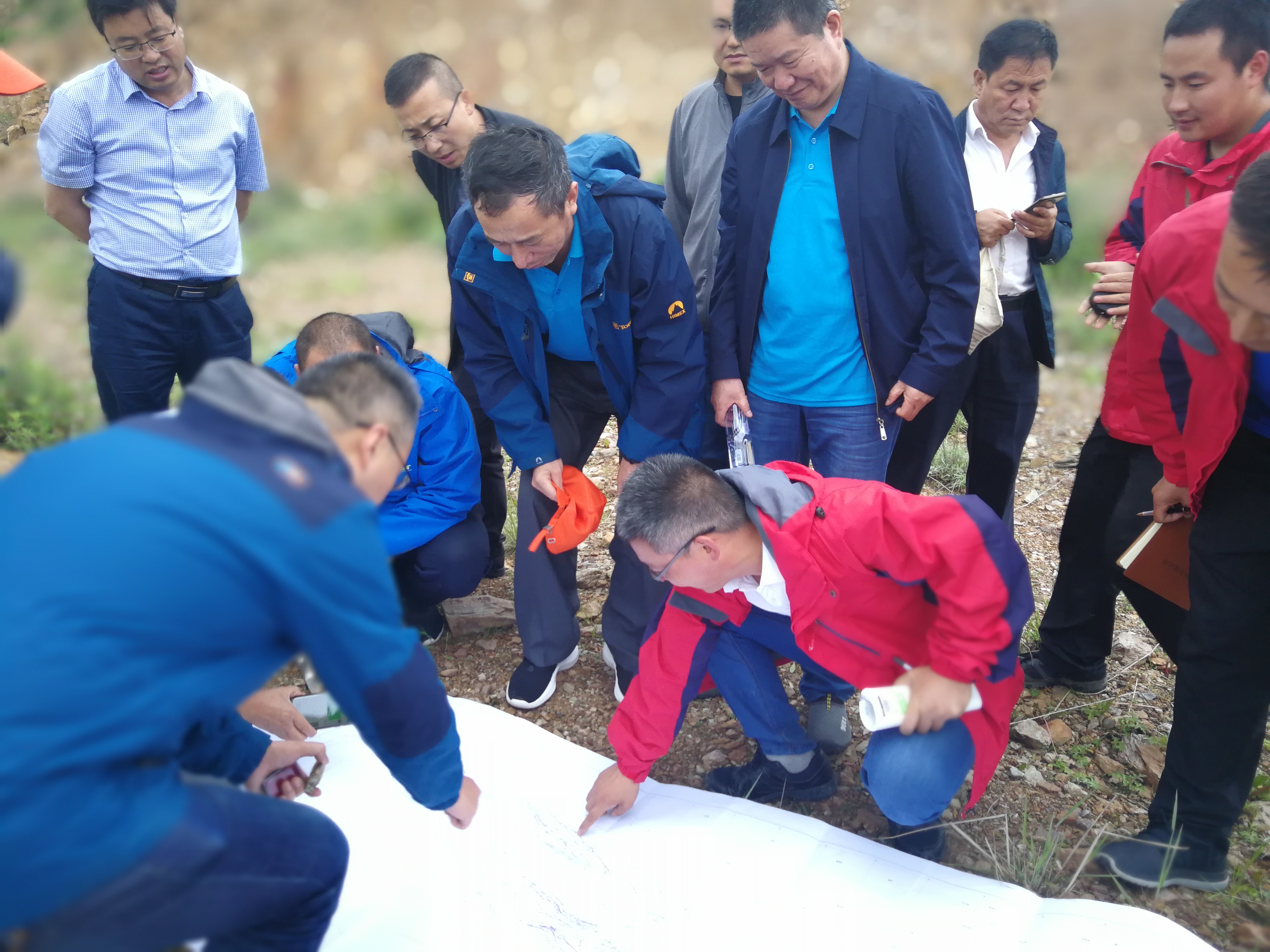 地质找矿专家现场指导寨上矿区找矿工作