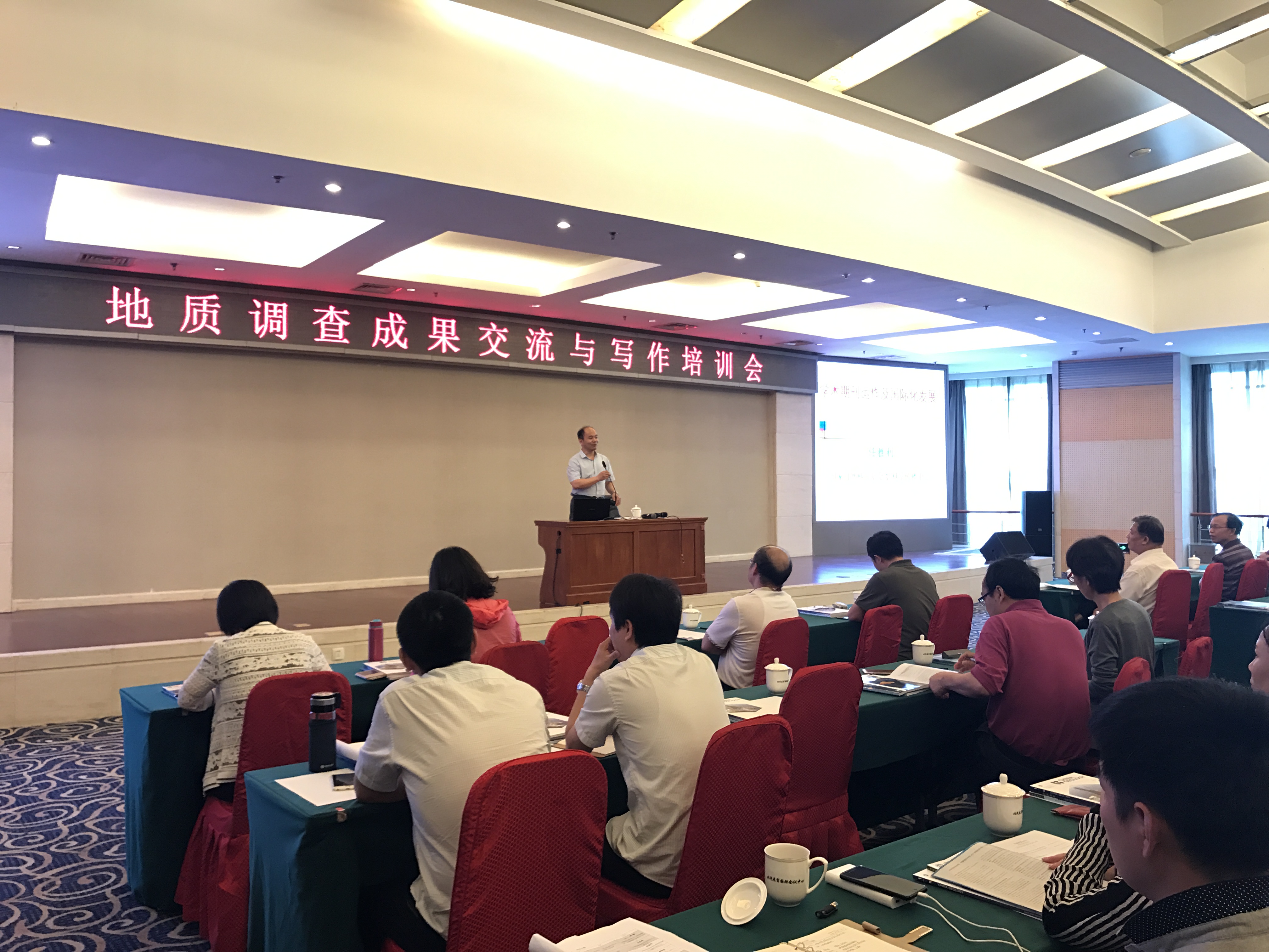 国家自然科学基金委科学传播中心编辑出版部主任、编审任胜利做报告